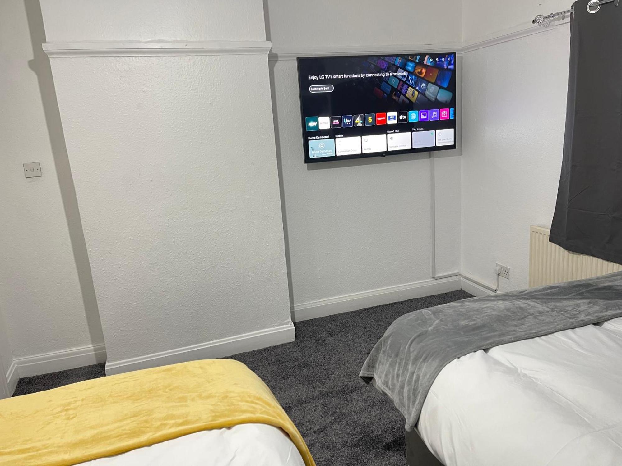 Hometel Digs Hidden Gem Large Comfy Home Can Sleep 15 Braunstone Town 외부 사진
