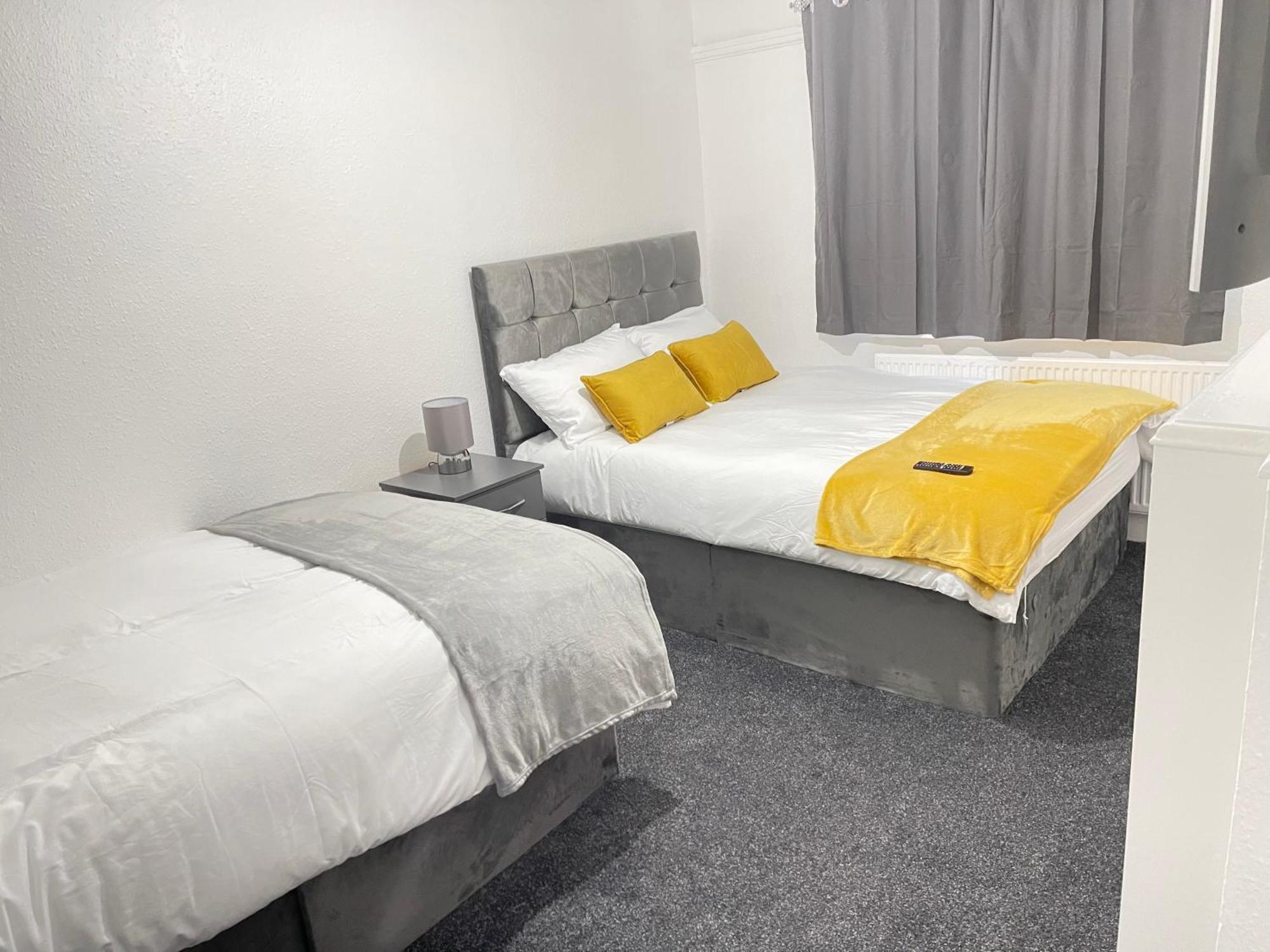 Hometel Digs Hidden Gem Large Comfy Home Can Sleep 15 Braunstone Town 외부 사진